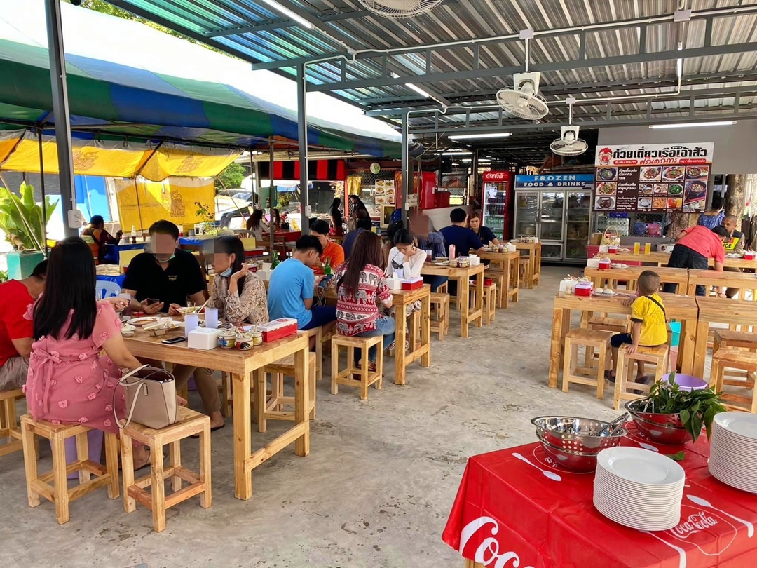 เซ้งร้านก๋วยเตี๋ยว+โครงสร้าง เพียง 150,000 บ  ซอยศรีนคริทร์40 ตรงข้ามเซเว่น มีที่จอดรถ