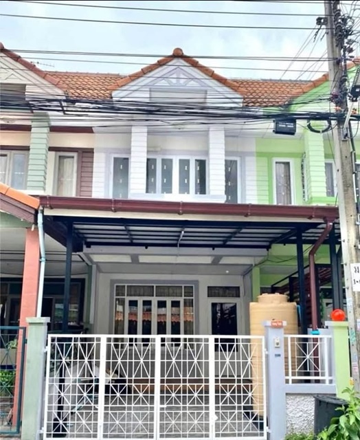 MRT ตลาดมีนบุรี 2 กม. บิ๊กซี ร่มเกล้า 1.4กม. โลตัส มีนบุรี 1.7 กม.ให้เช่าทาวน์เฮาส์ 2 ชั้น ริมถนน 20ตร.วา. 200ตร.ม. 3นอน หทัยราษฎร์ 