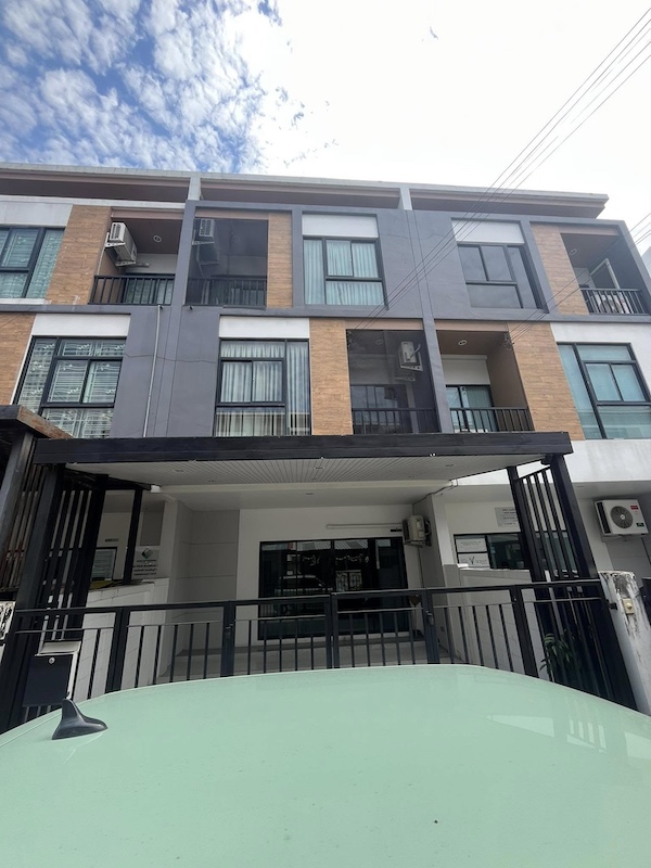 BH3546 ให้เช่าทาวน์โฮม 3 ชั้น โครงการทรีโอ ร่มเกล้า เหมาะทำโฮมออฟฟิศ ใกล้เกษมบัณฑิต ร่มเกล้า เดินทางสะดวก ใกล้สนามบินสุวรรณภูมิ