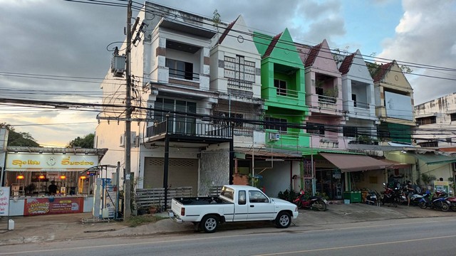 ขายทาวน์เฮาส์ 2 ชั้น  ติดถนนสีหราชเดโชไชย ใกล้เซเว่น ทำเลดีใกล้แหล่งชุมชน