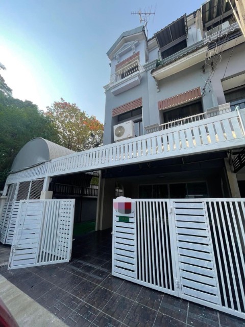 ให้เช่าทาวน์โฮม3ชั้น บ้านกลางเมืองเหม่งจ๋าย ถนนลาดพร้าว80 แอร์เฟอร์นิเจอร์ครบ มี3ห้องนอน4ห้องน้ำ ราคาเช่าเดือนละ28,000บาท